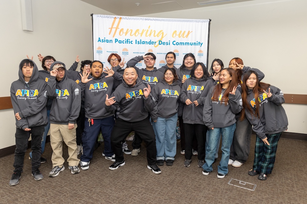 APIDA Students posing for picture