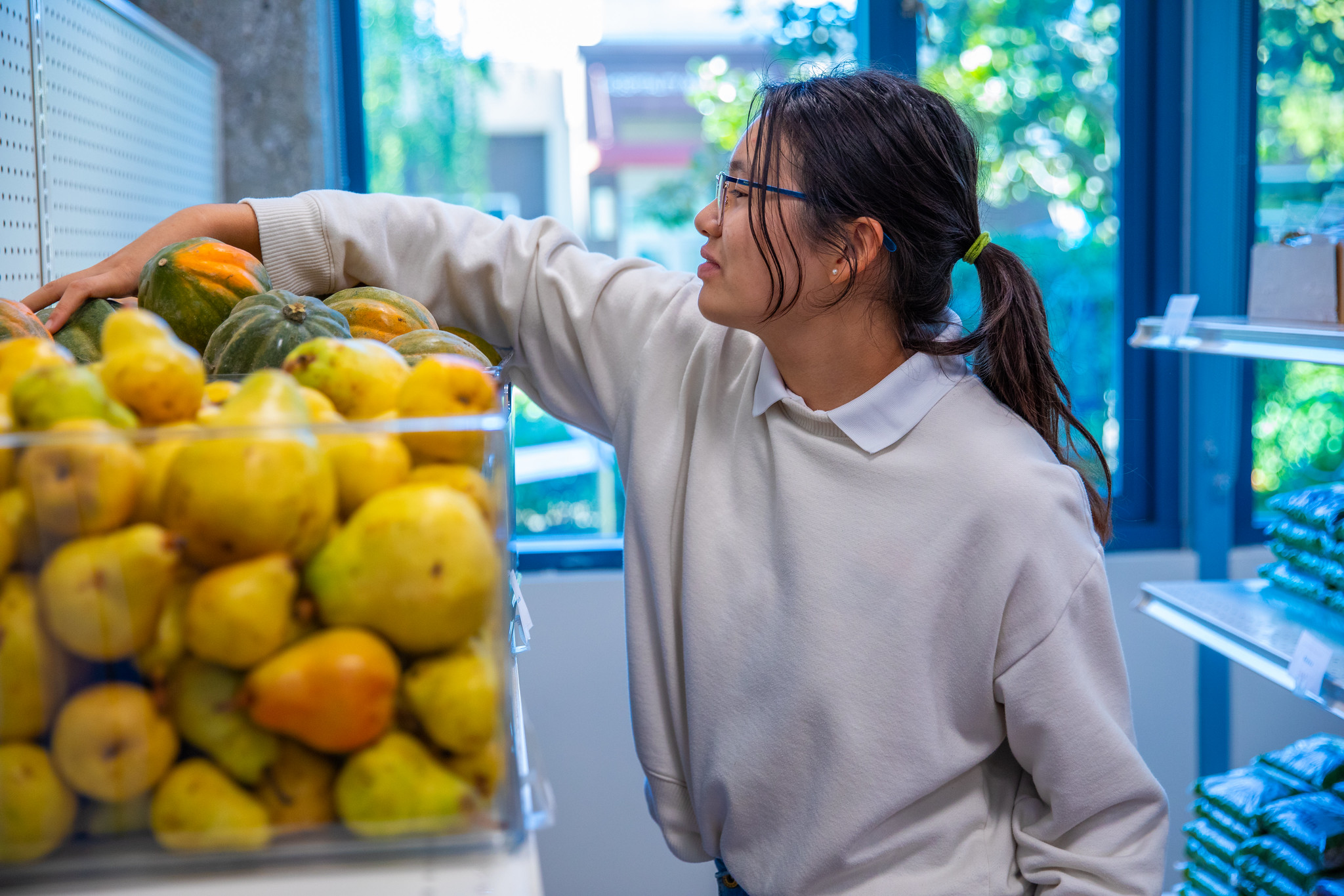 Student in Mission Market getting food